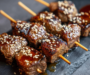 Brochettes de Bœuf Marinées au Soja et Sésame
