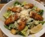 Grande Salade César au Poulet Croustillant et Parmesan Que Tout le Monde Adore